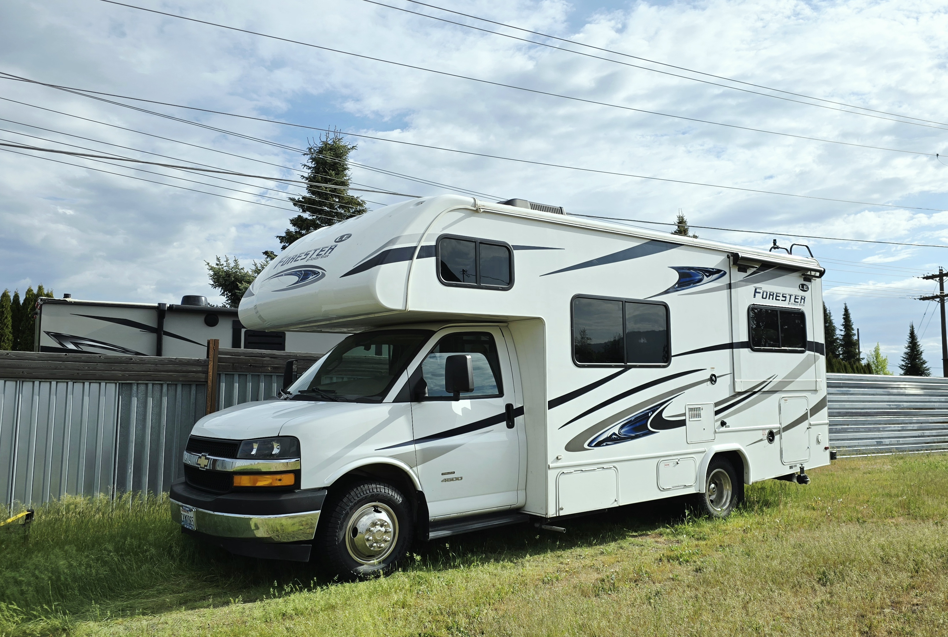 Summit - 24ft Class C Motorhome Go-anywhere Park Explorer Perfect Size. 2 queens!