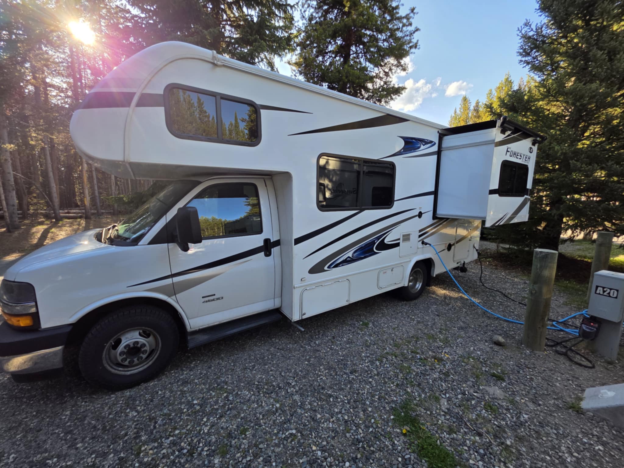 Summit - 24ft Class C Motorhome Go-anywhere Park Explorer Perfect Size. 2 queens!