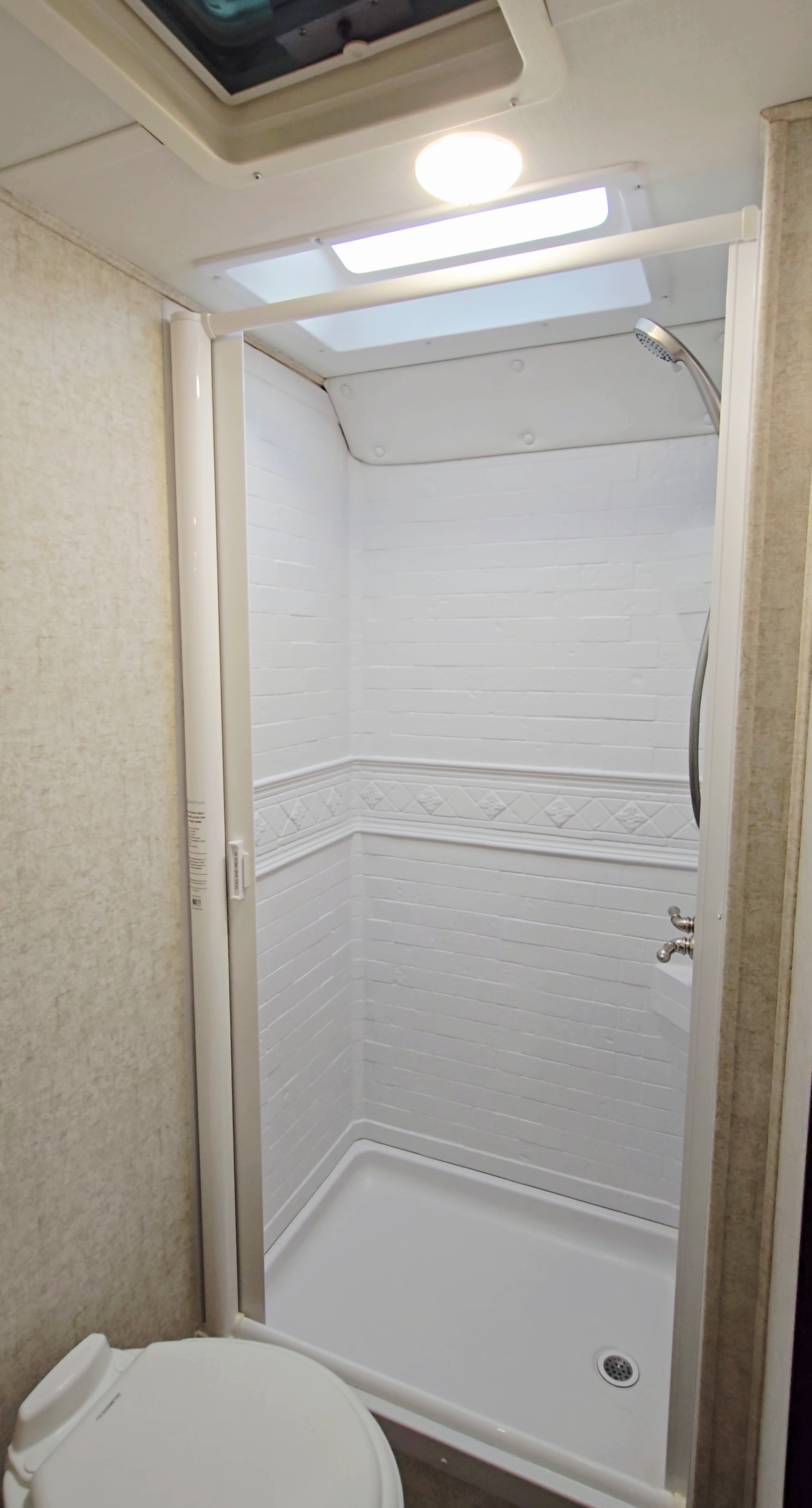 Summit - 24ft Class C Motorhome Go-anywhere Park Explorer Perfect Size. 2 queens!