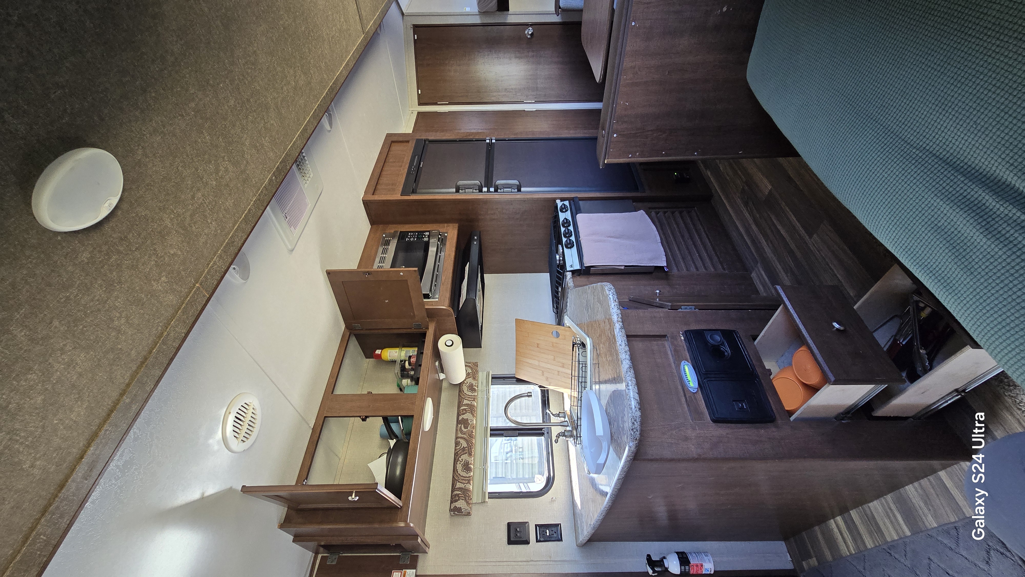  Basecamp Hideout - 30 ft 1 slide bunkhouse, sleeps 8