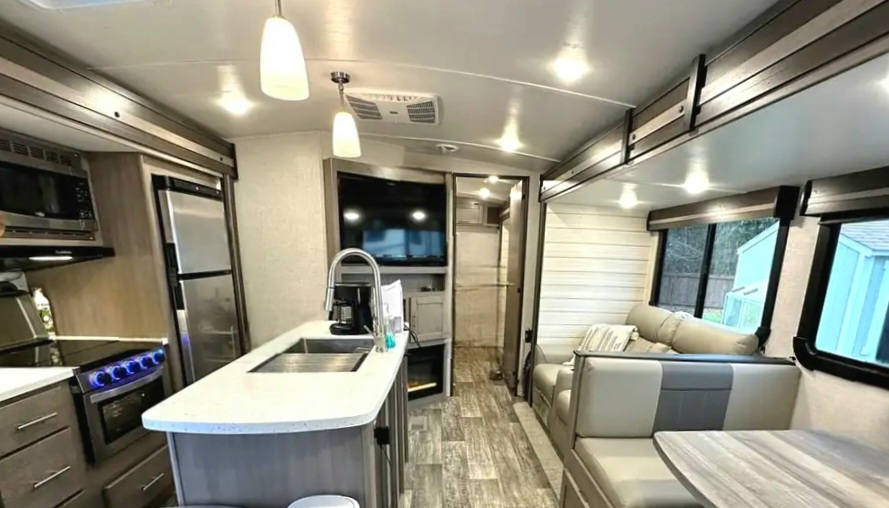 Expedition - 38 ft 2 Bedroom 1.5 bath Luxury 4 season Loaded Travel Trailer