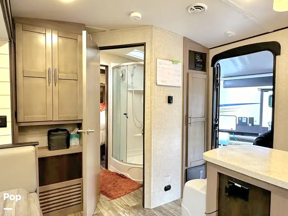 Expedition - 38 ft 2 Bedroom 1.5 bath Luxury 4 season Loaded Travel Trailer