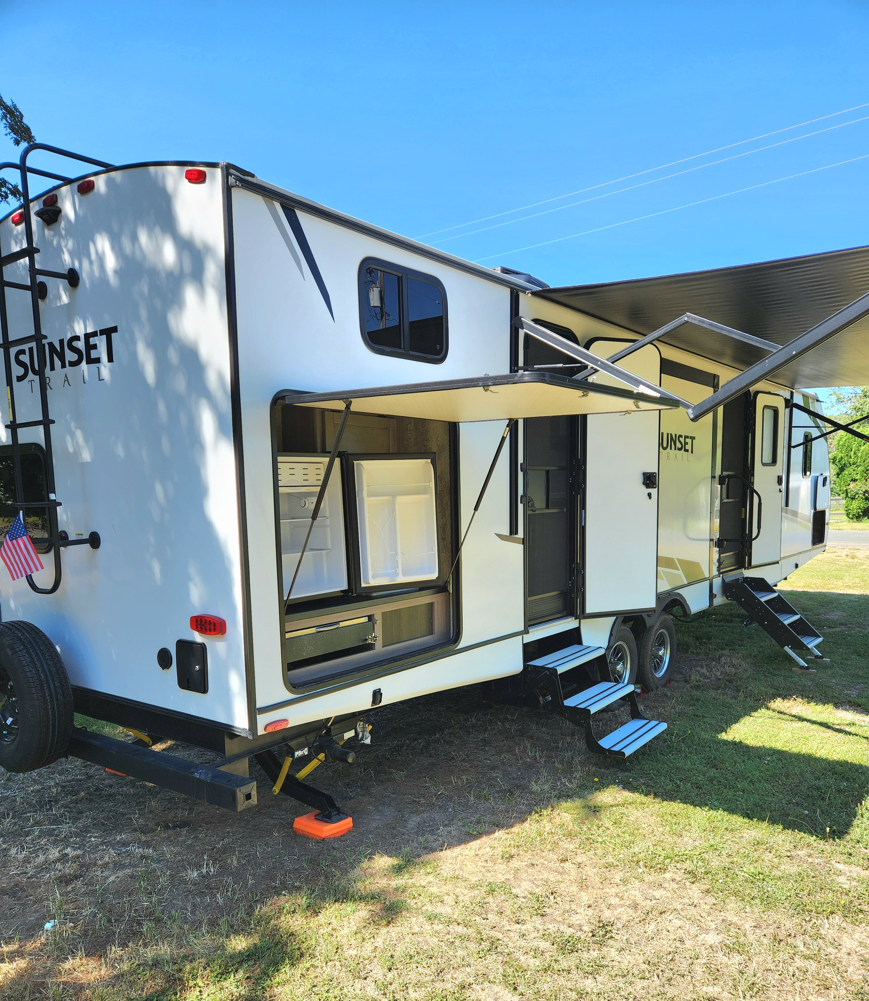 Expedition - 38 ft 2 Bedroom 1.5 bath Luxury 4 season Loaded Travel Trailer