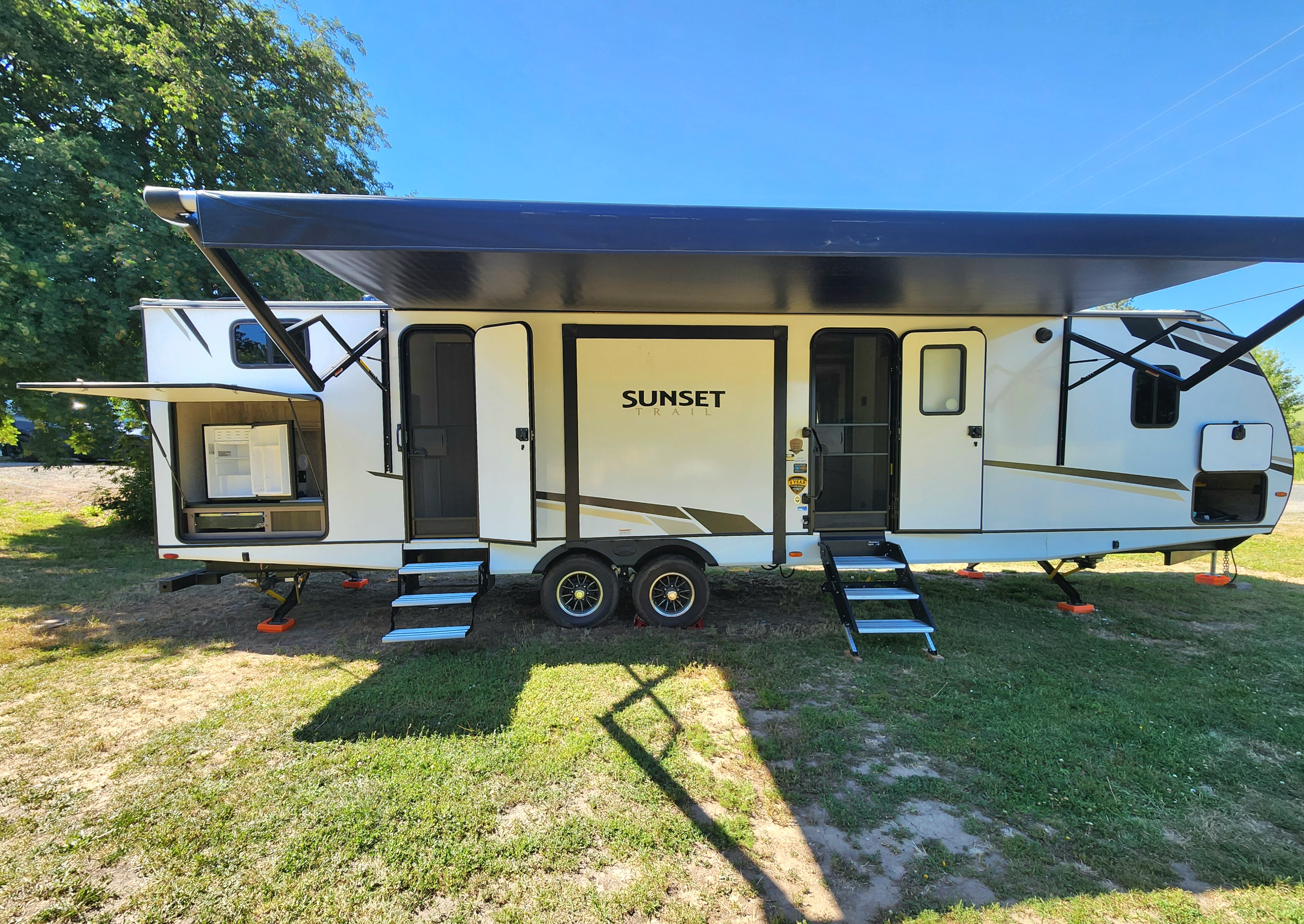 Expedition - 38 ft 2 Bedroom 1.5 bath Luxury 4 season Loaded Travel Trailer
