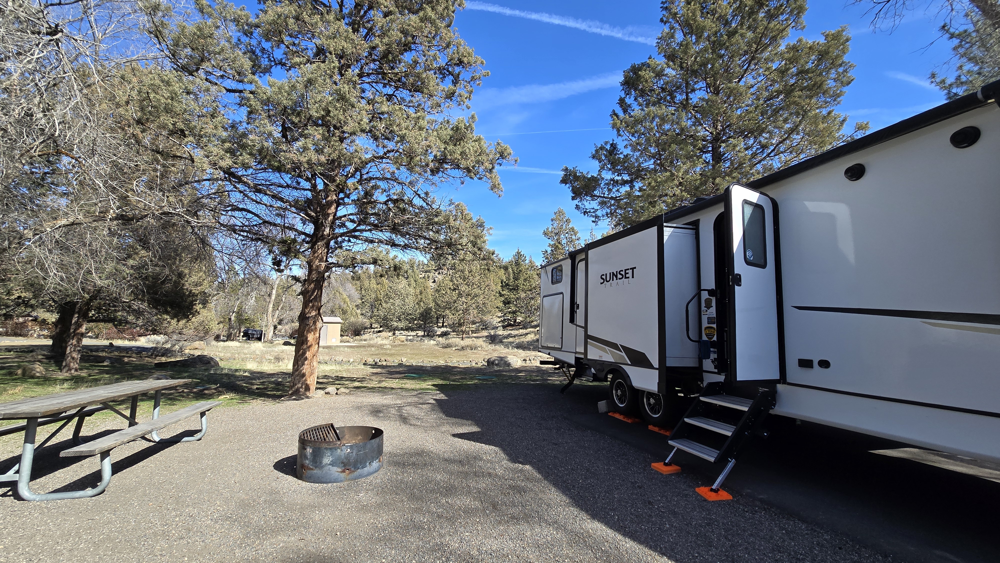 Expedition - 38 ft 2 Bedroom 1.5 bath Luxury 4 season Loaded Travel Trailer