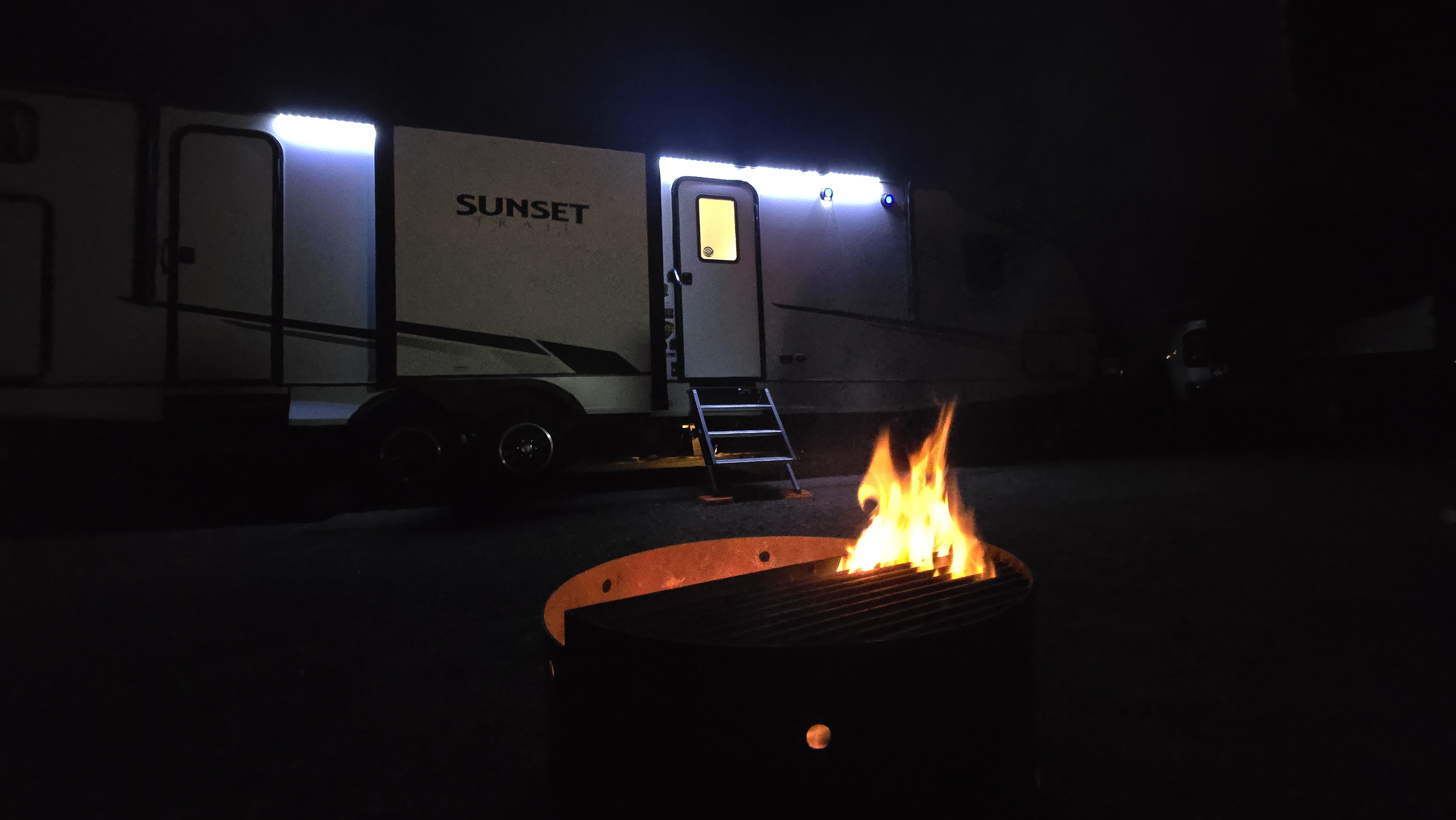 Expedition - 38 ft 2 Bedroom 1.5 bath Luxury 4 season Loaded Travel Trailer