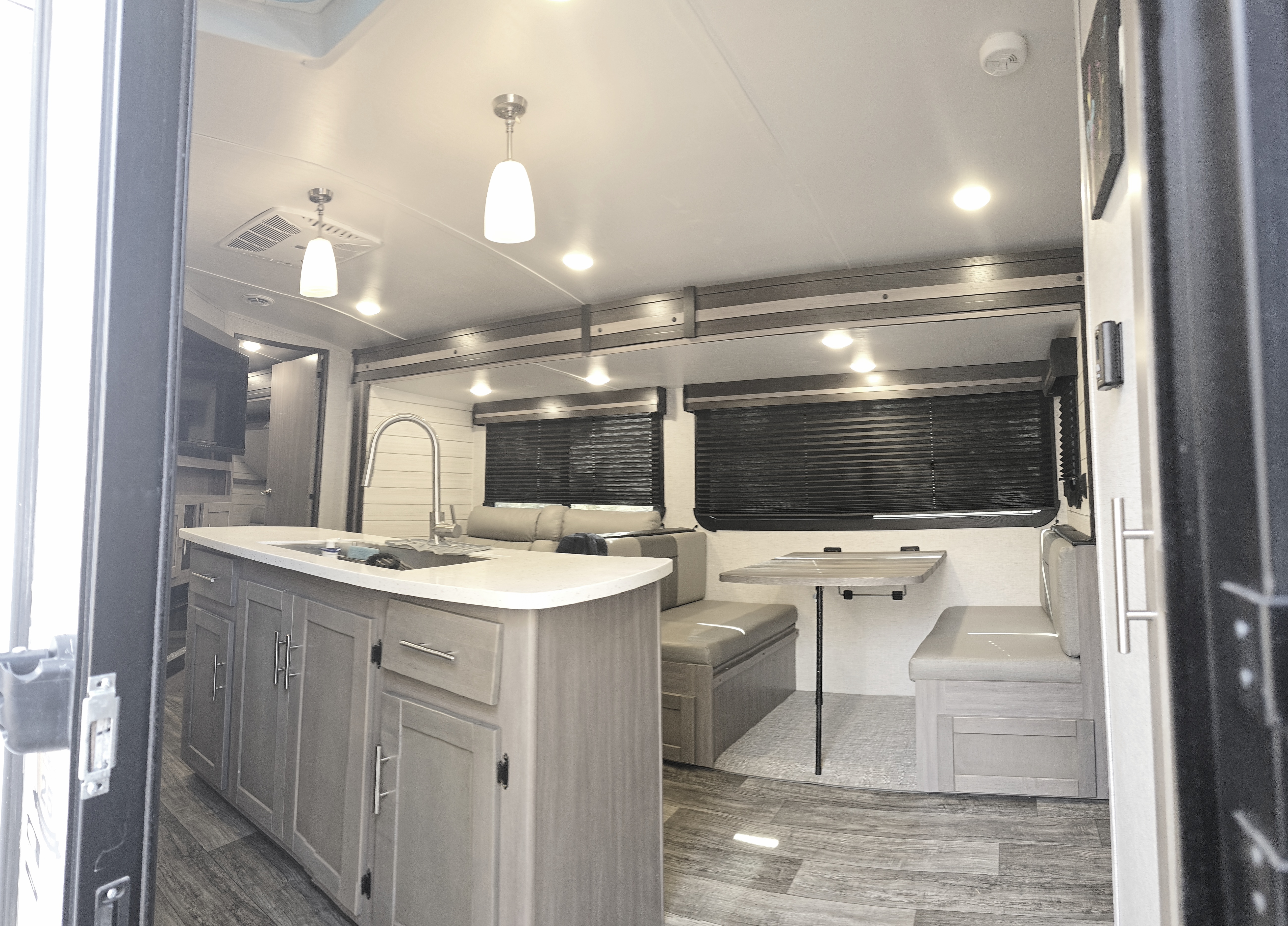 Expedition - 38 ft 2 Bedroom 1.5 bath Luxury 4 season Loaded Travel Trailer