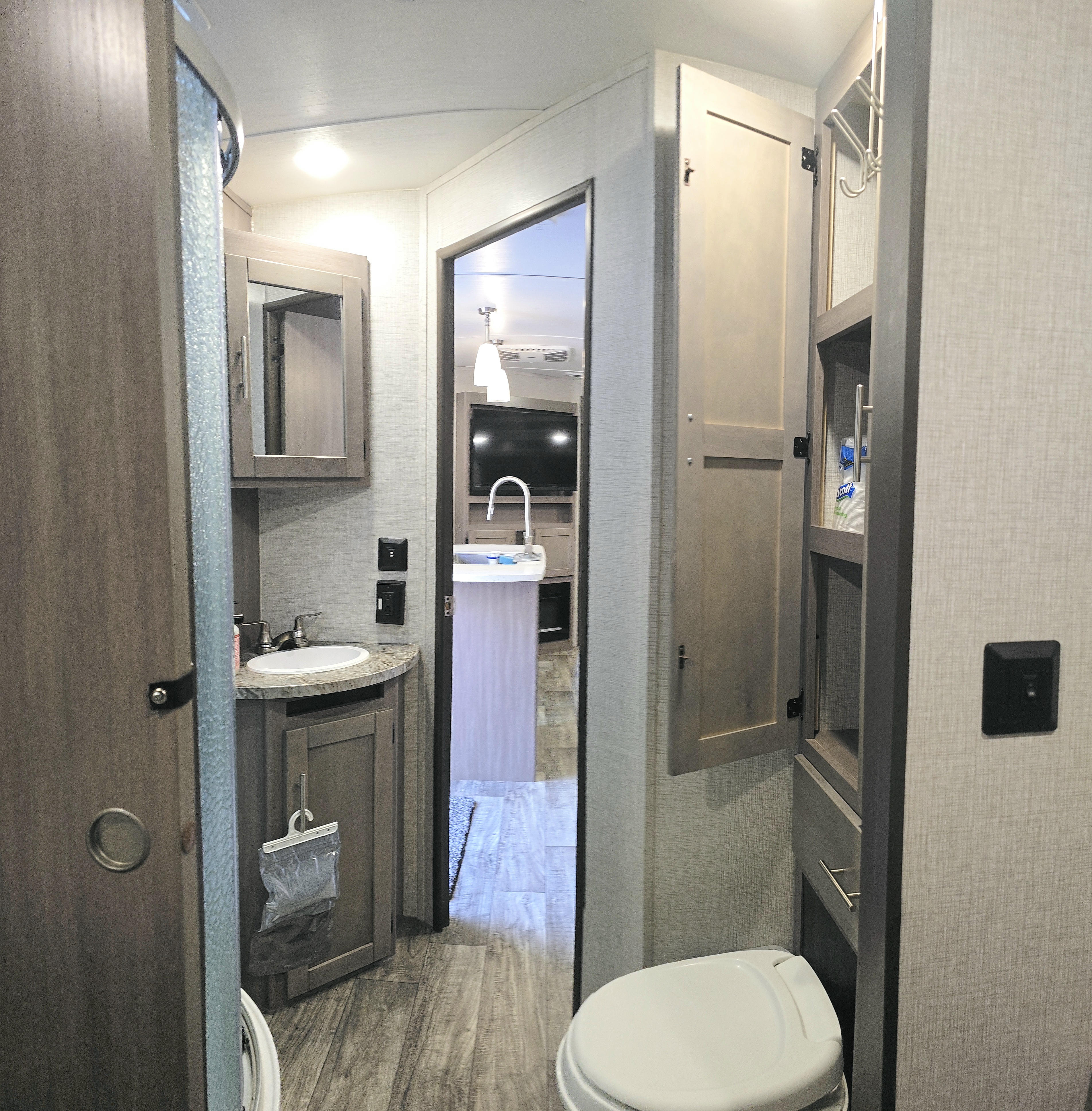 Expedition - 38 ft 2 Bedroom 1.5 bath Luxury 4 season Loaded Travel Trailer