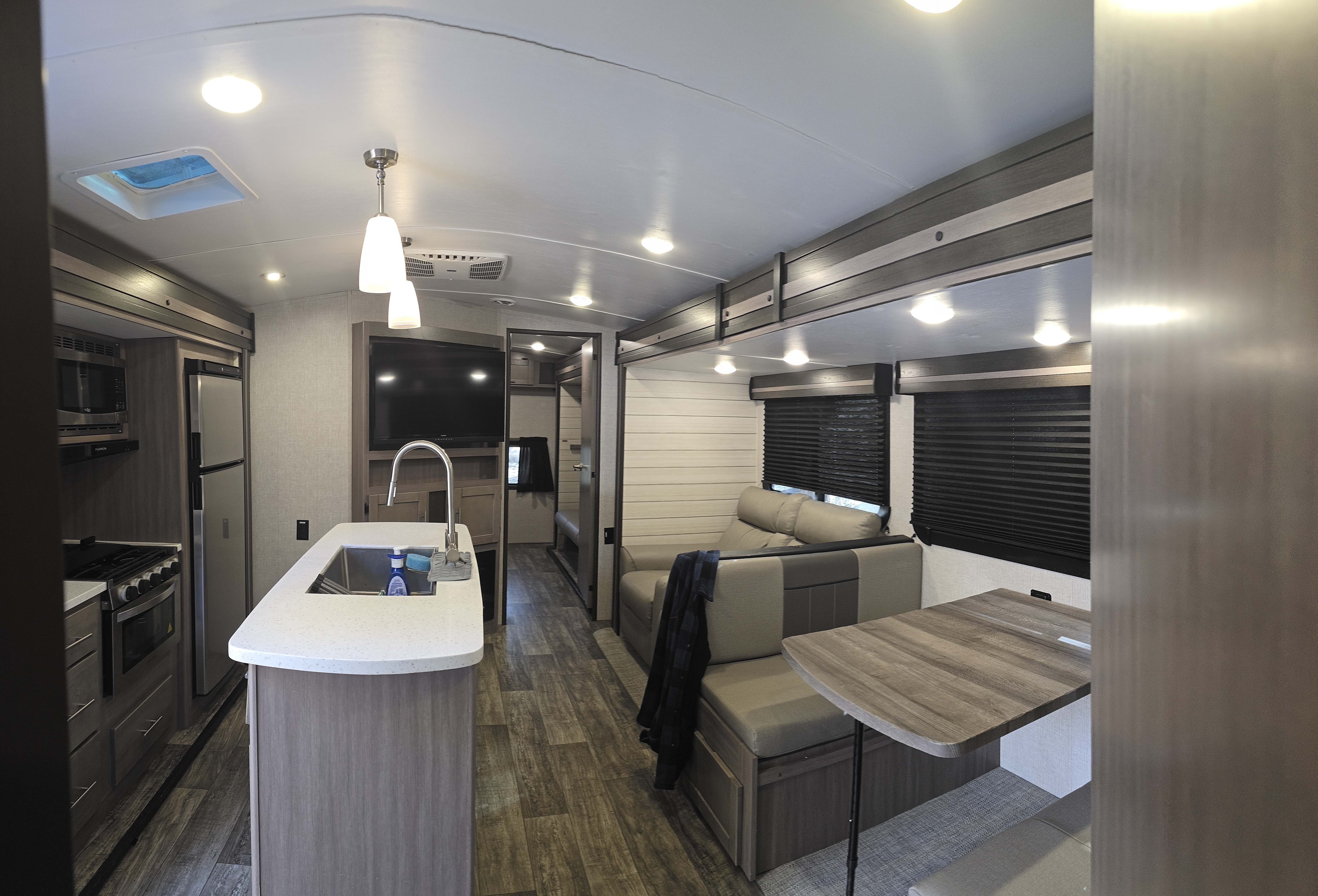Expedition - 38 ft 2 Bedroom 1.5 bath Luxury 4 season Loaded Travel Trailer