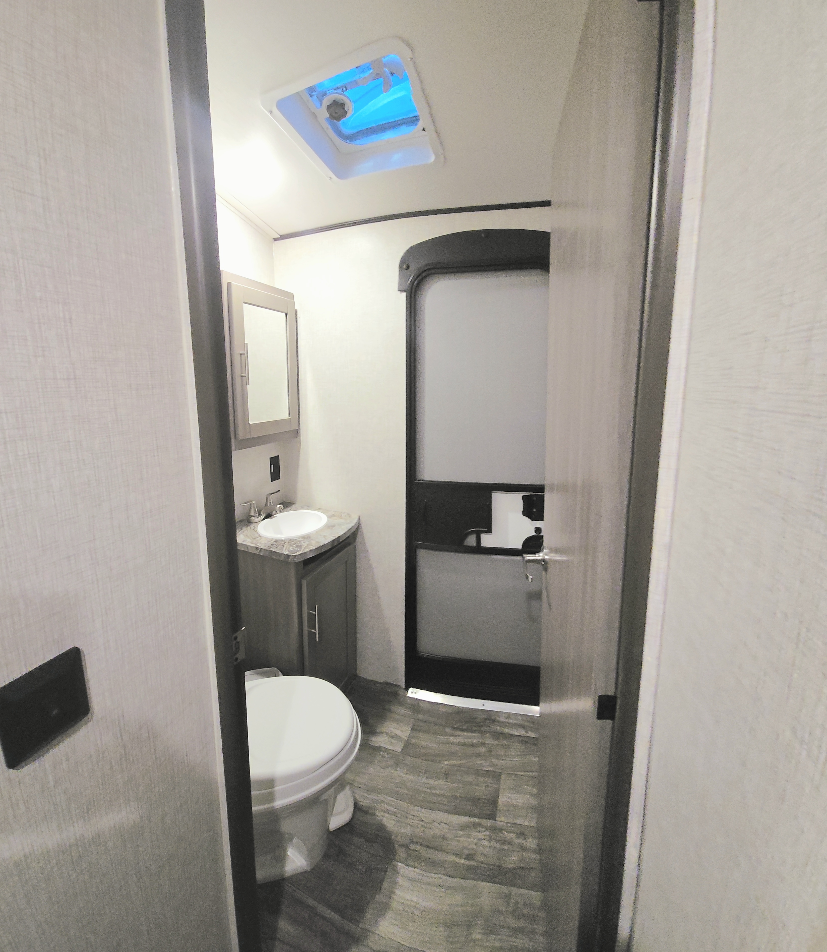 Expedition - 38 ft 2 Bedroom 1.5 bath Luxury 4 season Loaded Travel Trailer