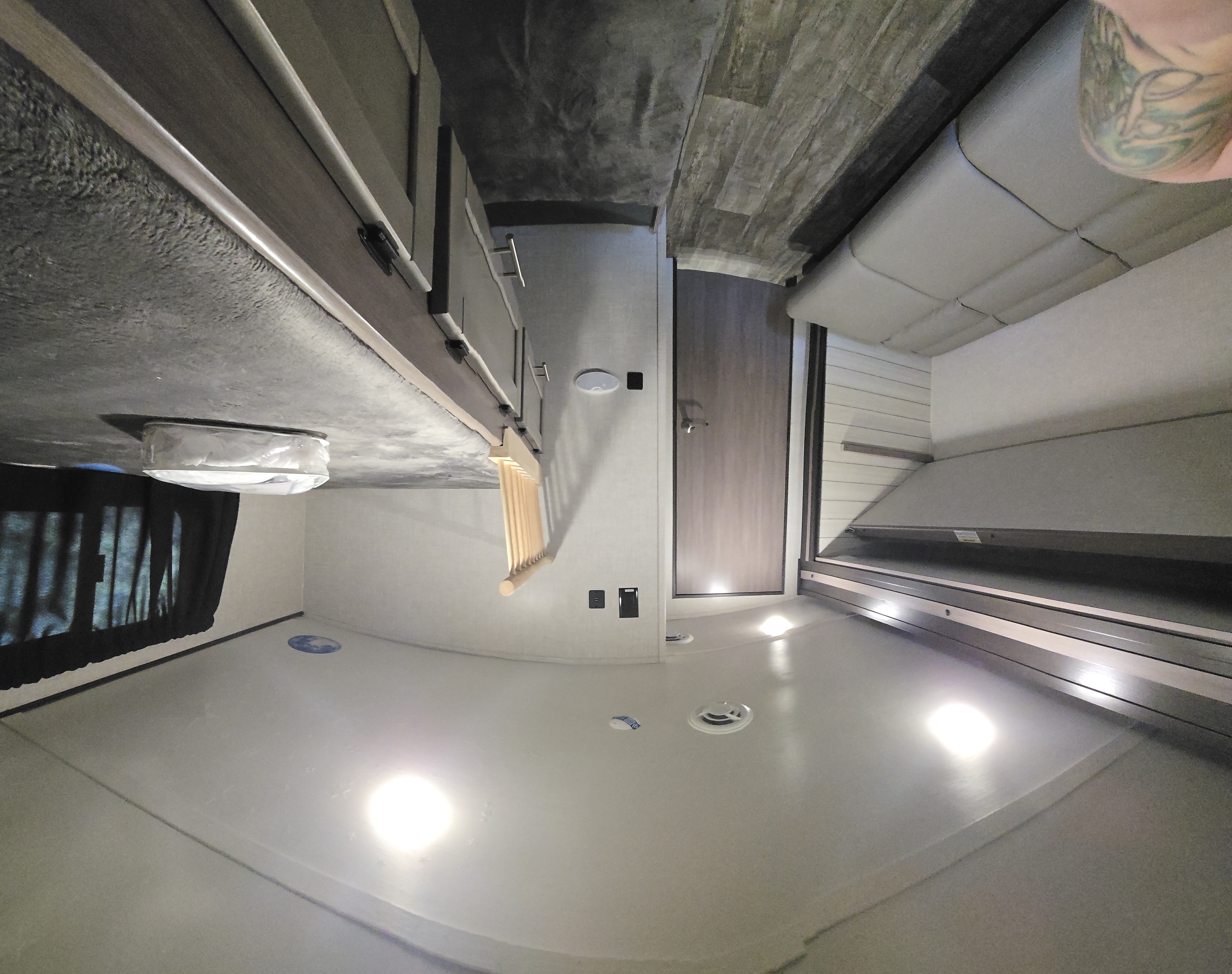 Expedition - 38 ft 2 Bedroom 1.5 bath Luxury 4 season Loaded Travel Trailer