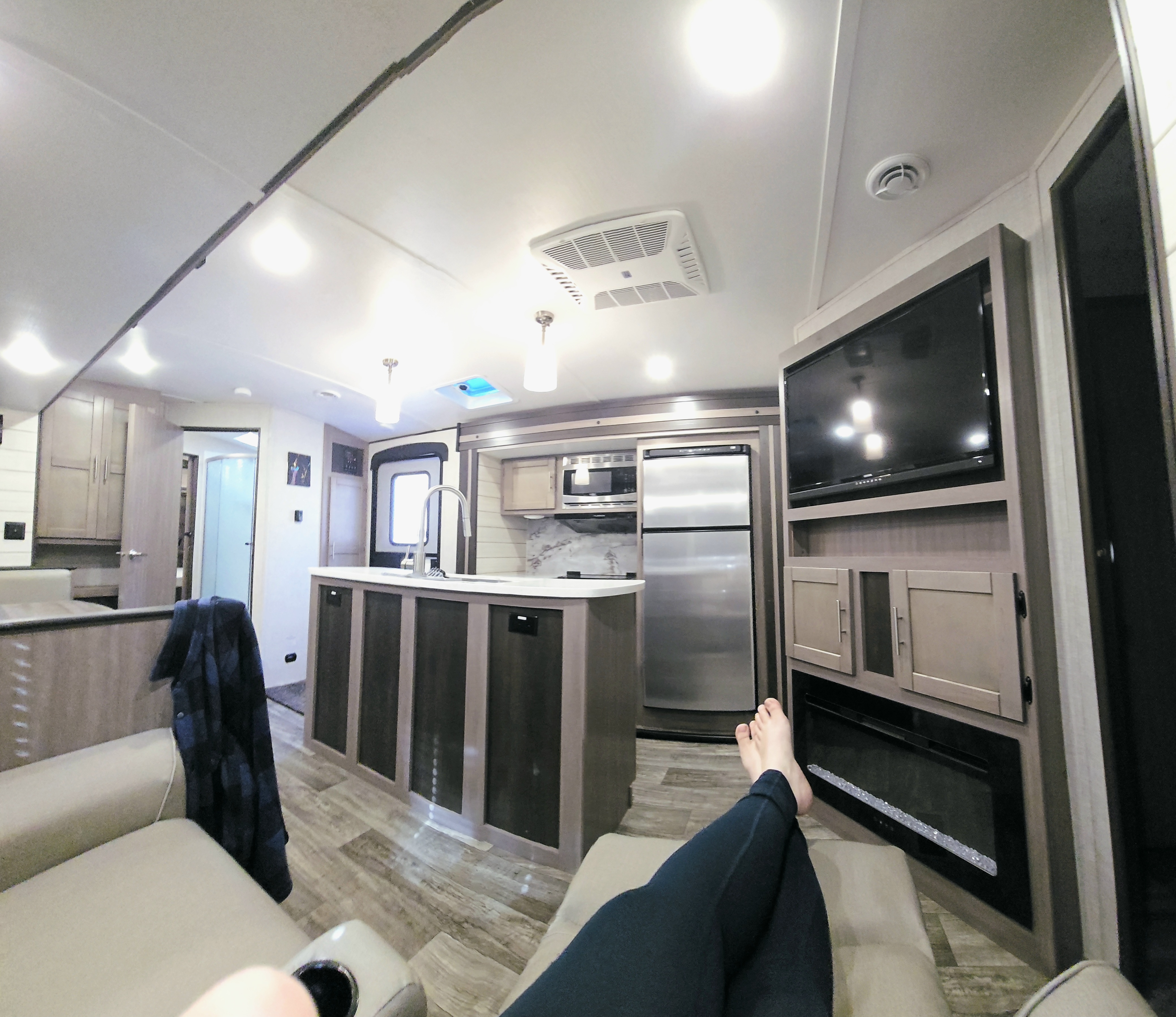 Expedition - 38 ft 2 Bedroom 1.5 bath Luxury 4 season Loaded Travel Trailer