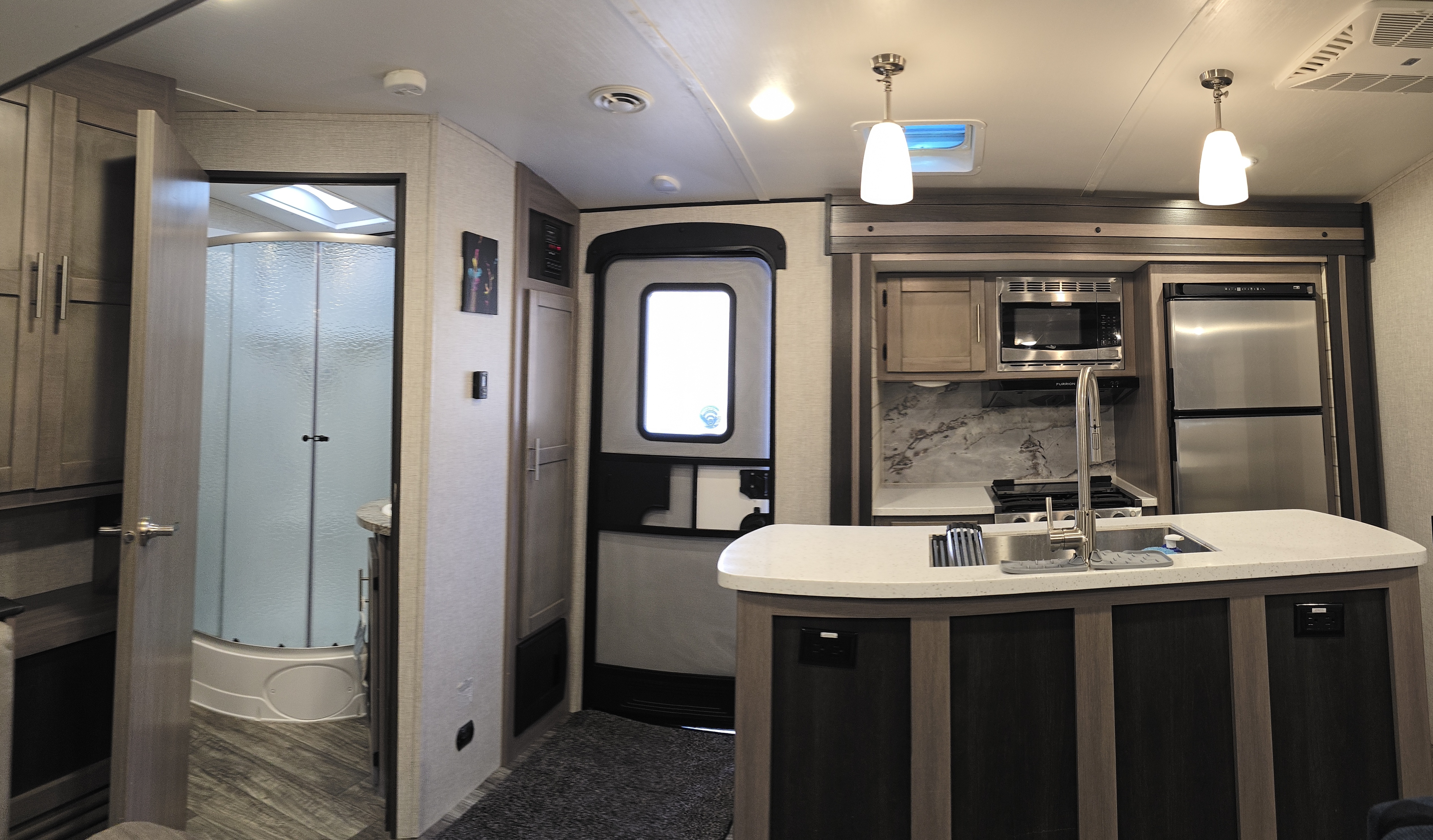 Expedition - 38 ft 2 Bedroom 1.5 bath Luxury 4 season Loaded Travel Trailer