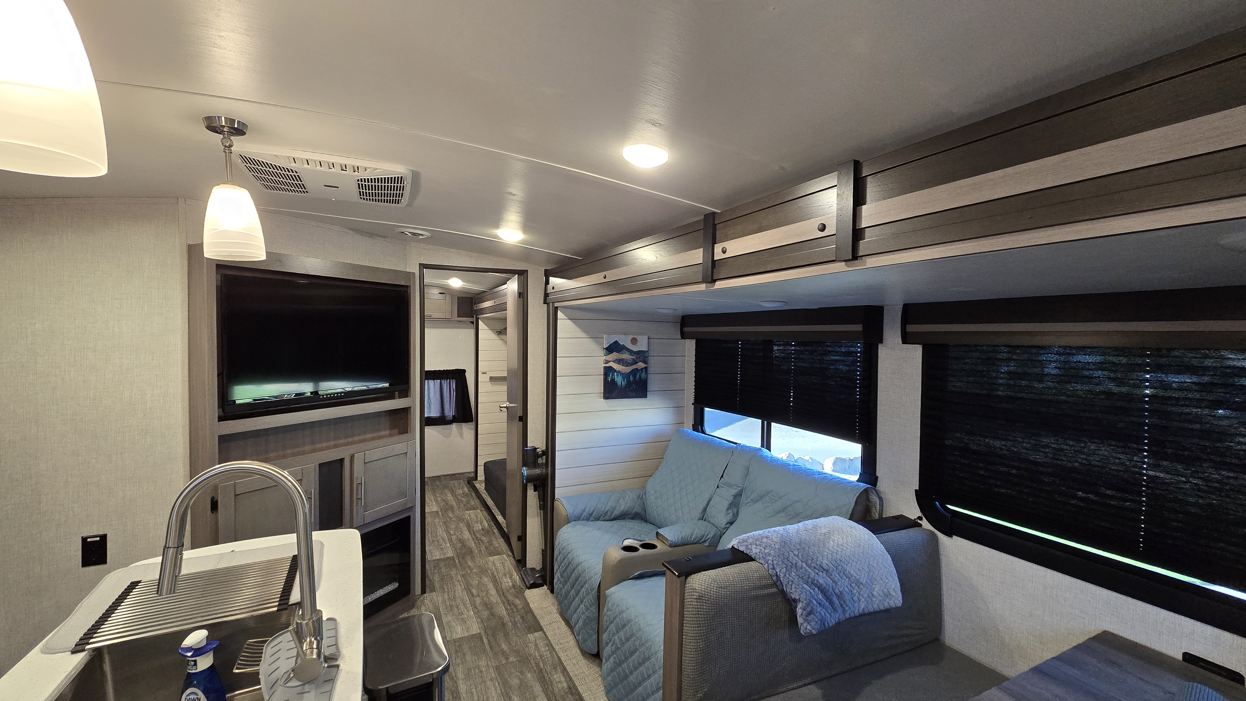 Expedition - 38 ft 2 Bedroom 1.5 bath Luxury 4 season Loaded Travel Trailer