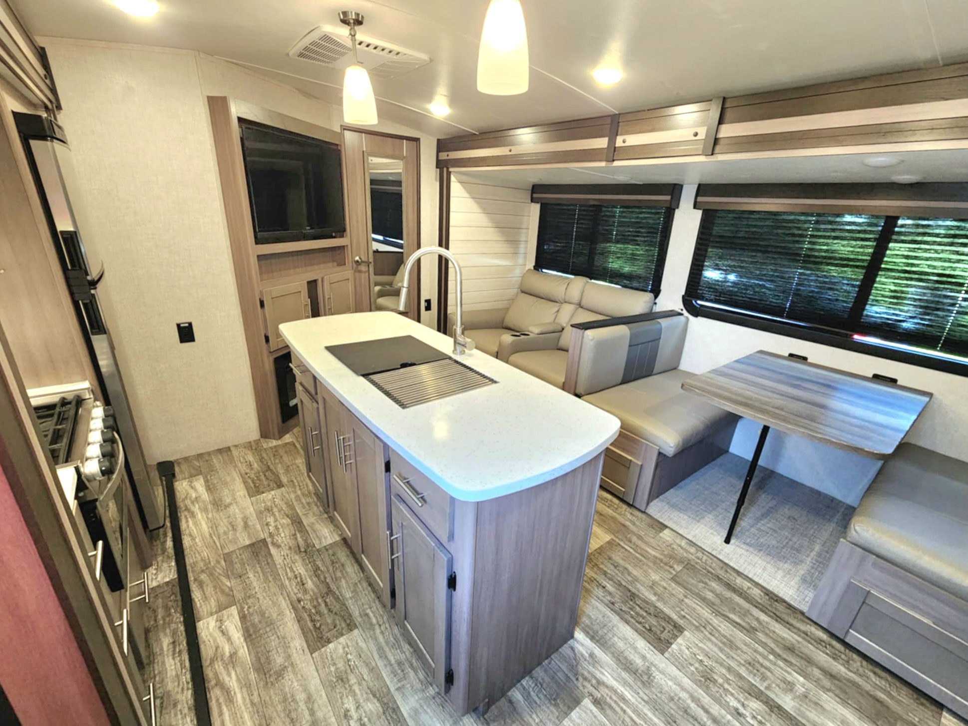 Expedition - 38 ft 2 Bedroom 1.5 bath Luxury 4 season Loaded Travel Trailer