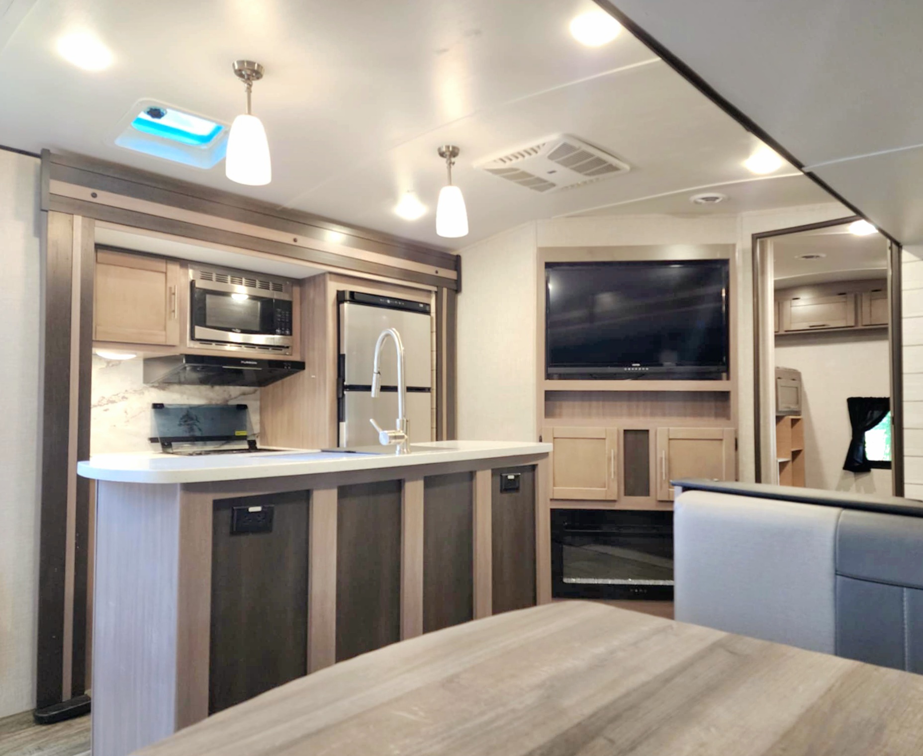 Expedition - 38 ft 2 Bedroom 1.5 bath Luxury 4 season Loaded Travel Trailer