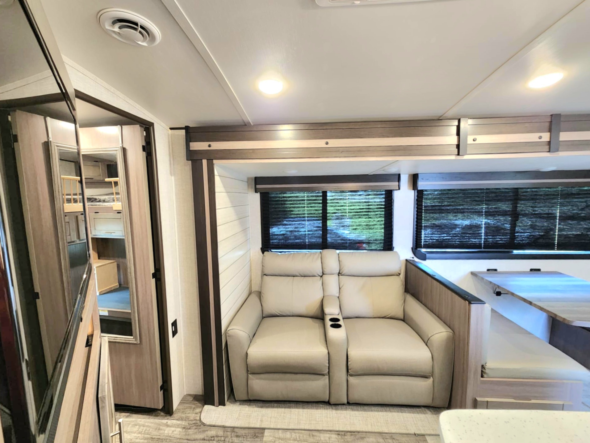 Expedition - 38 ft 2 Bedroom 1.5 bath Luxury 4 season Loaded Travel Trailer
