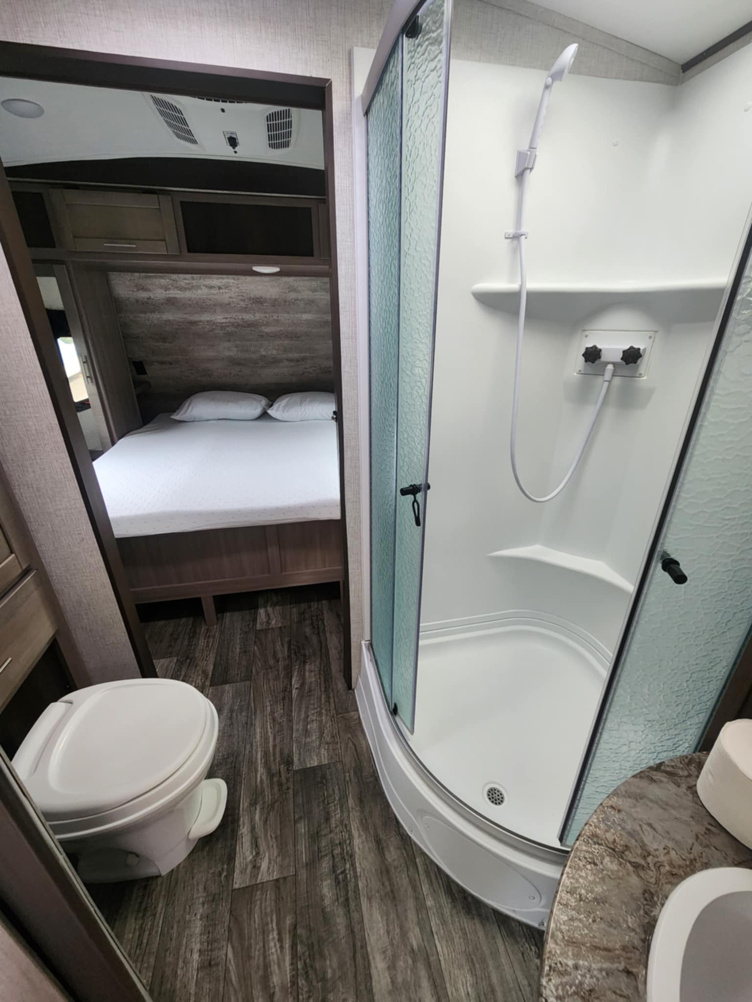 Expedition - 38 ft 2 Bedroom 1.5 bath Luxury 4 season Loaded Travel Trailer