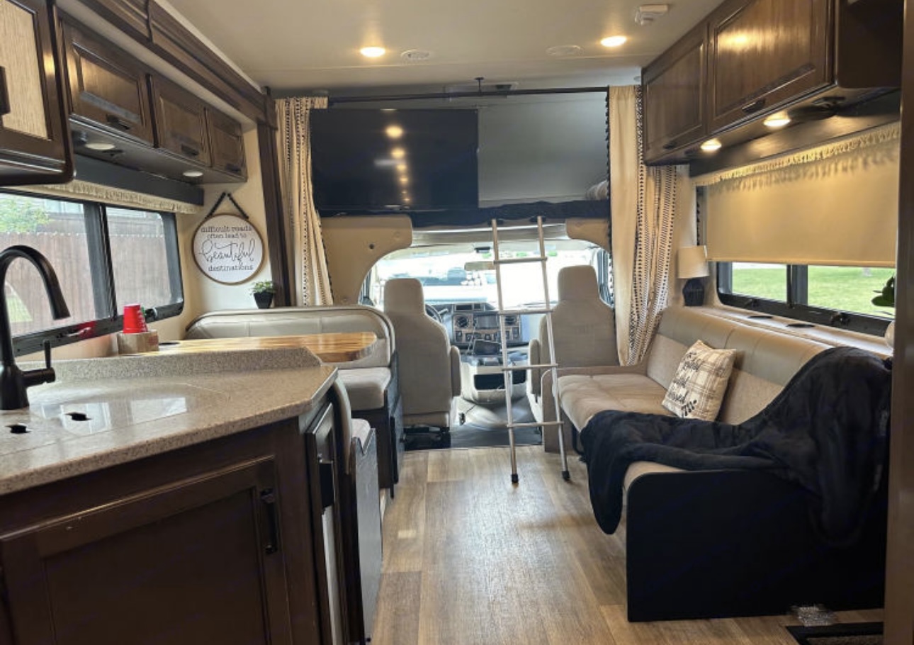 Wanda the Wondering Wagon ( Thor Motor Coach Four winds ) 
